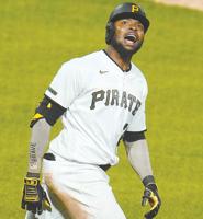 Pirates use late rallies to top Giants in 11, 3-2